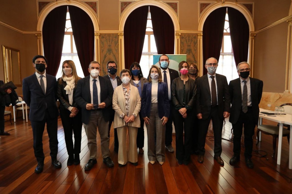 Els alcaldes amb la ministra i la delegada del govern a Catalunya, Teresa Cunillera