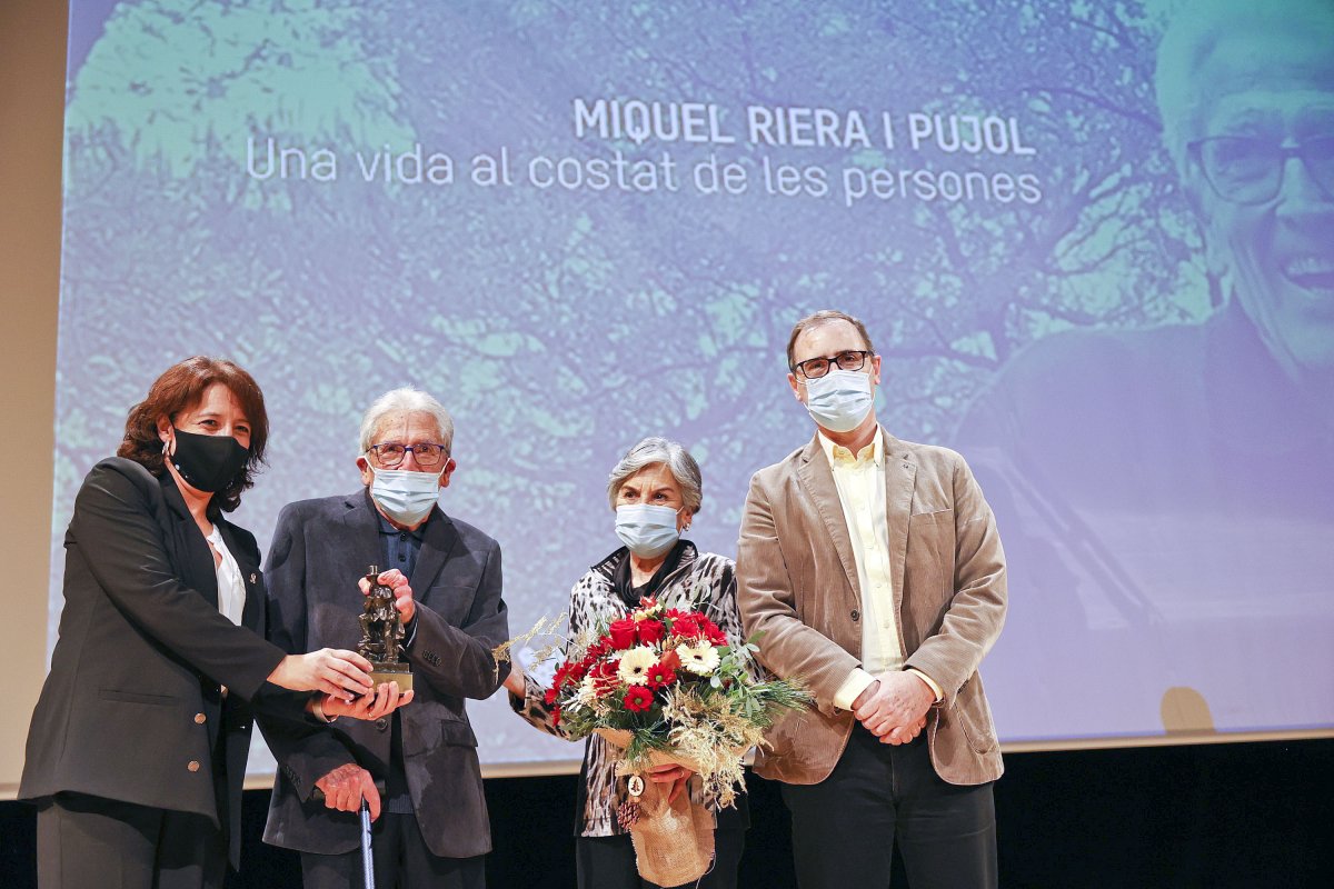 L'alcaldessa, Anna Erra, amb Miquel Riera i la seva dona, Maria Bansell, acompanyats del seu nebot Jaume Camps