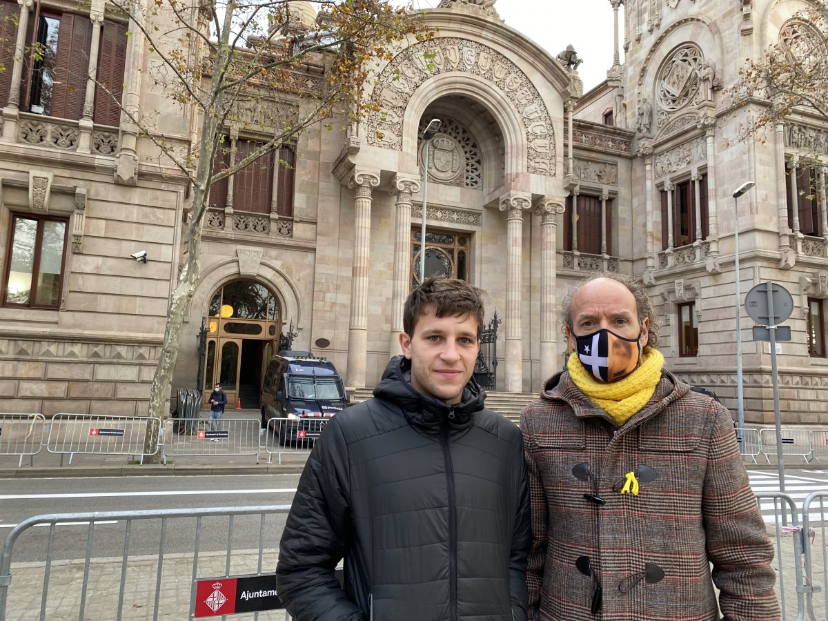 Roger Aguayo i el seu advocat, Cèsar Lagonigro, aquest dijous a les portes de l'Audiència Provincial de Barcelona