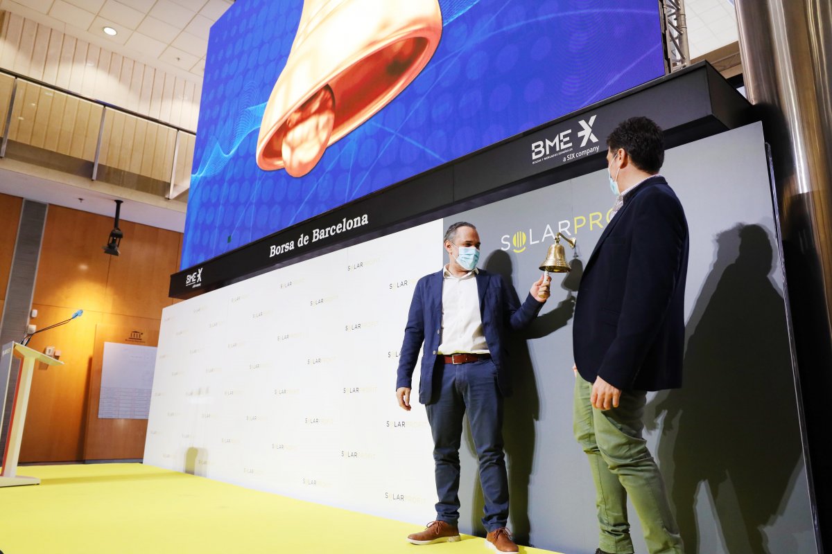 Roger Fernández i Òscar Gómez han fet el toc de campana de la Borsa de Barcelona aquest matí, en el debut de l'empresa de Llinars al BME Growth