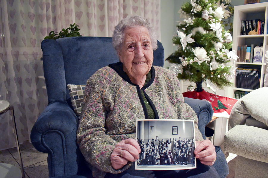 Magda Mata mostra la fotografia amb les seves companyes d'Auxili Social, durant el primer any que van fer regals per a la quitxalla, el gener de 1943