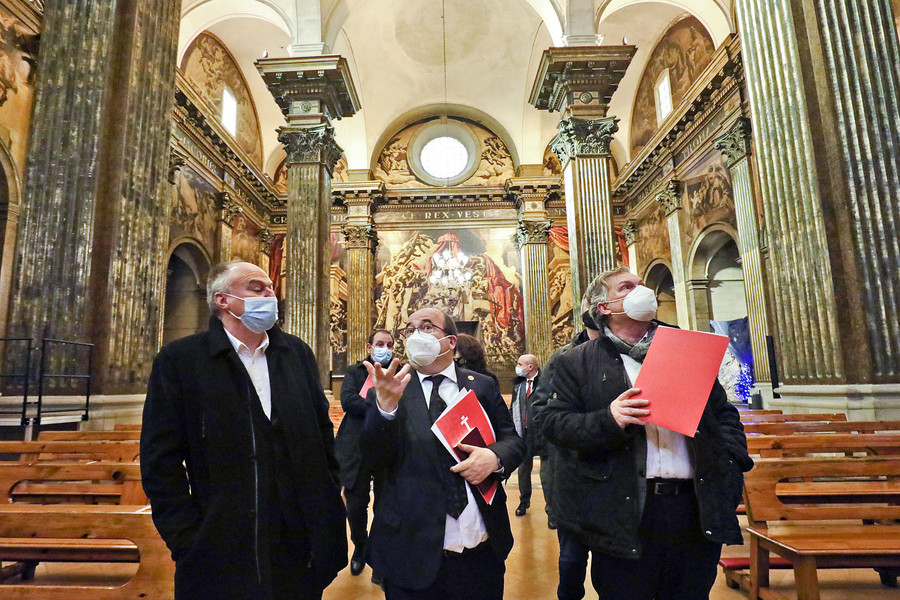 Josep M. Riba, Miquel Iceta i Josep Martínez, ecònom del Bisbat, visitant la catedral dilluns. Al seu darrere, el diputat Ramon Espadaler