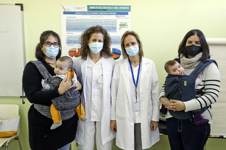 Judit Orriols amb el seu fill, Gerard; les llevadores Raquel Moreno i Judit Tarrés, i Alba Márquez i la Gala, que té set mesos