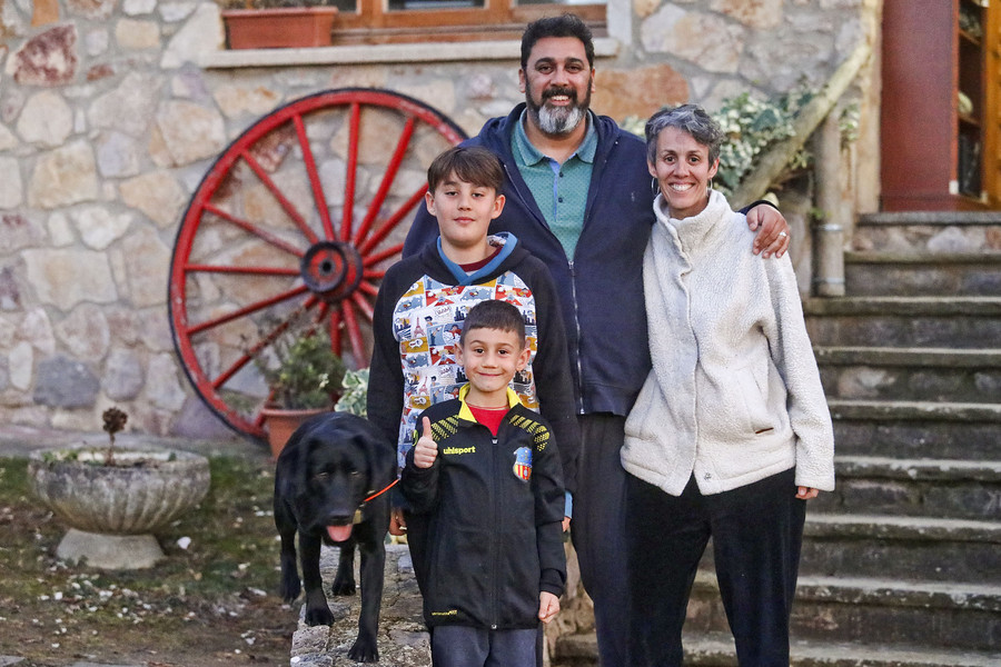 César Fernández, Laura García i els seus fills Diego i Arnau. Viuen a Castellcir des del 2020