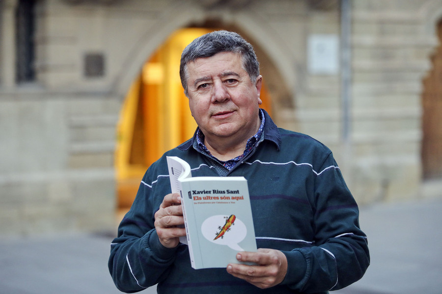 Xavier Rius, amb un exemplar del llibre que acaba de publicar sobre l'augment de la ultradreta