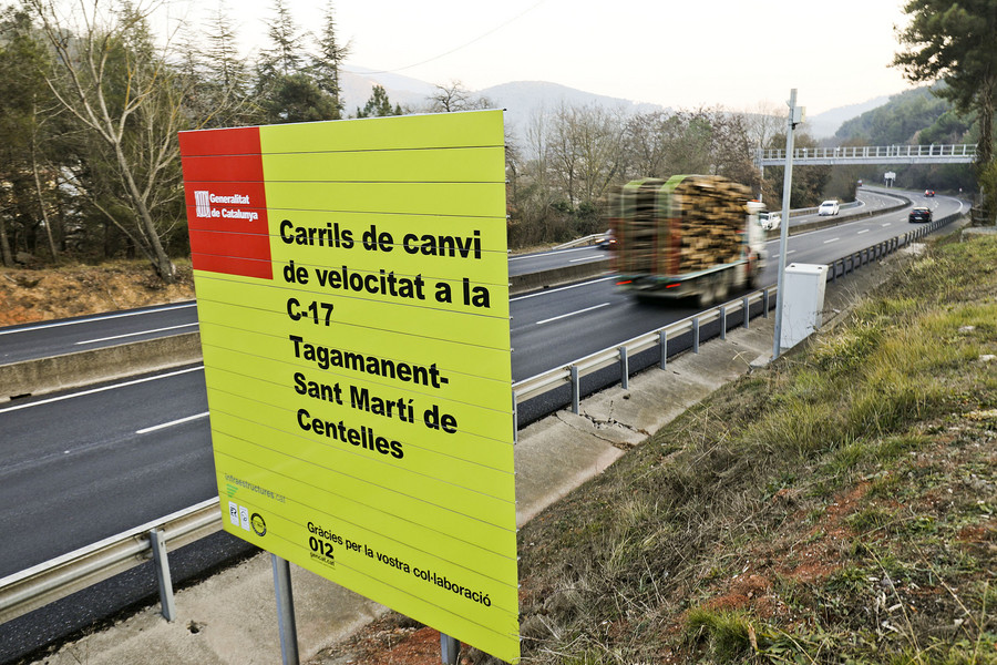 El cartell de les obres a l'accés de Sant Martí de Centelles, que han reduït el límit de velocitat de 100 a 80 km/h