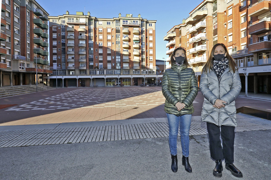 Les regidores Bet Franquesa i Fabiana Palmero, a la plaça d'Osona
