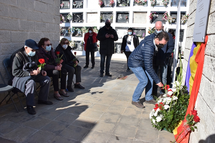 Durant l'acte es va fer una ofrena floral davant la placa on hi ha els noms de les víctimes