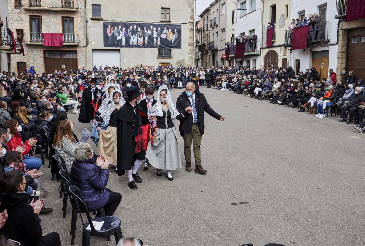 L'inici dels balls, amb l'encapçalament de l'alcalde, Jordi Bruch, en una plaça Vella engalanada amb els domassos i una fotografia d'homenatge a les puntaires