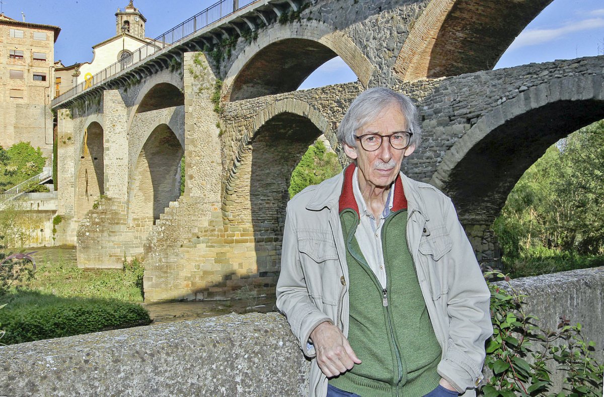 Tomàs Pladevall, amb el pont Vell de Roda, en una imatge de 2018