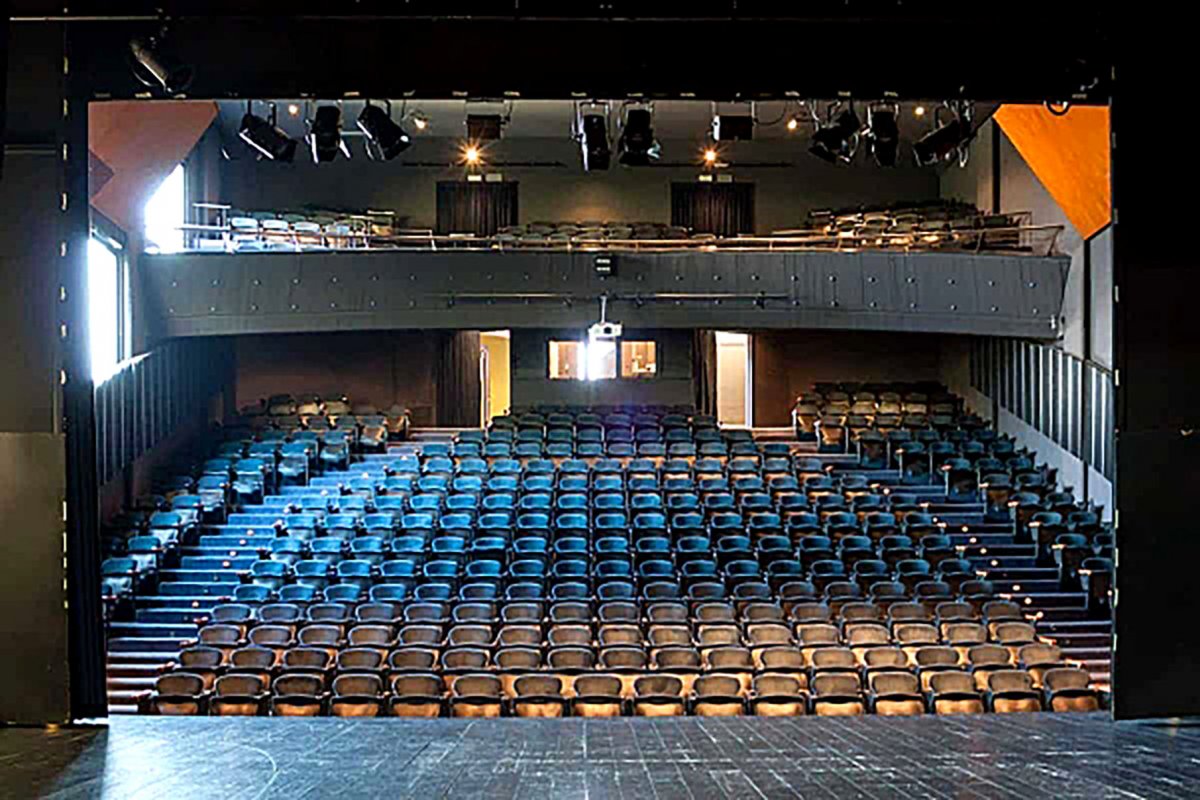 La imatge de la platea del teatre amb la reforma projectada per Josep Maria Botey