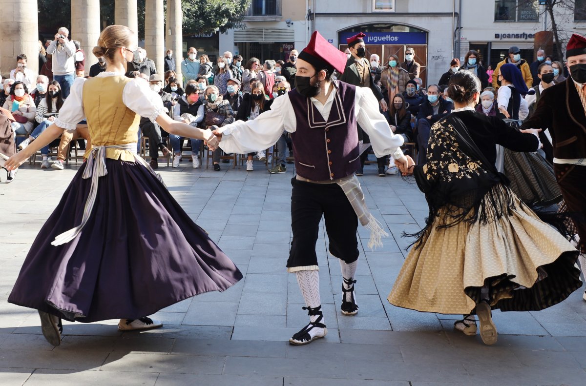 El Cos de Dansa de l'Esbart en la ballada de la Porxada