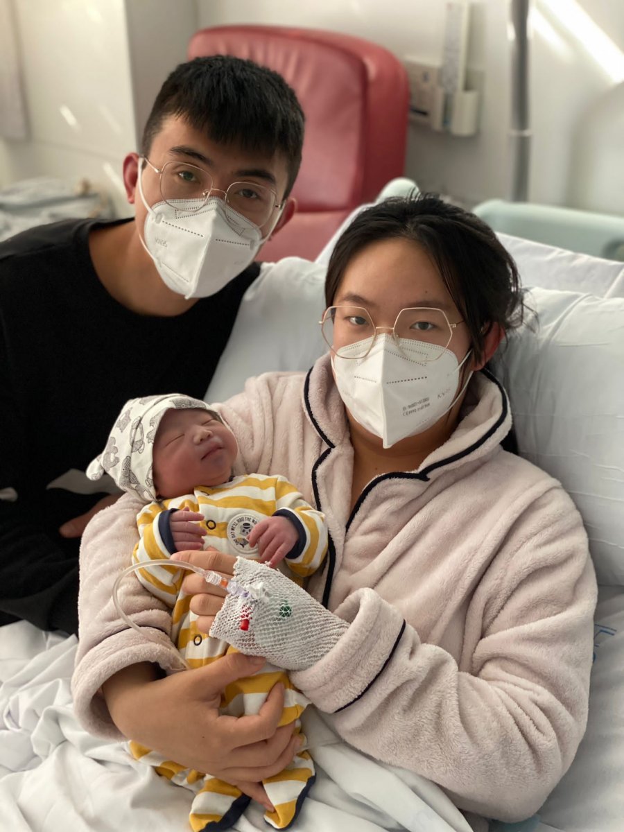 El primer nadó de l'any a l'hospital, Jianyi Jiang Wu, amb els seus pares