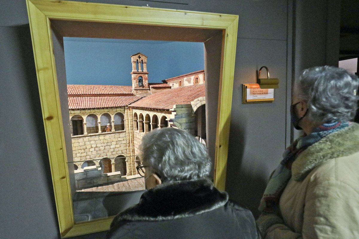Dues visitants a la mostra de diorames de Roda