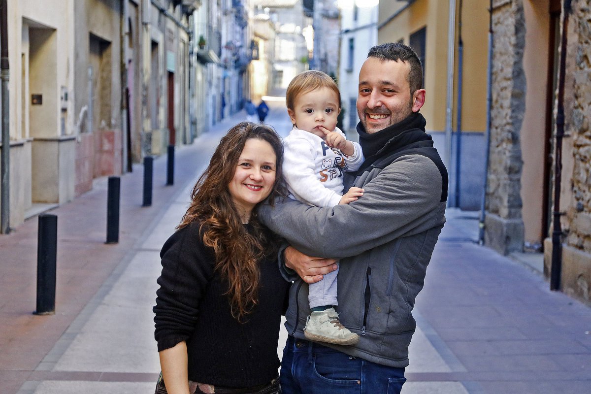 Georgina Aylagas i Àlex Zarzoso amb el seu fill, Roc, aquest diumenge al matí a Montesquiu