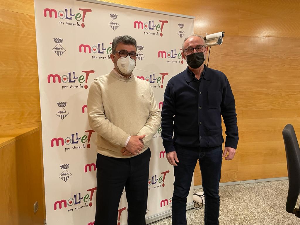 Mohamed El Gahidouni, a l'esquerra i Josep Monràs, aquest dilluns a l'Ajuntament de Mollet