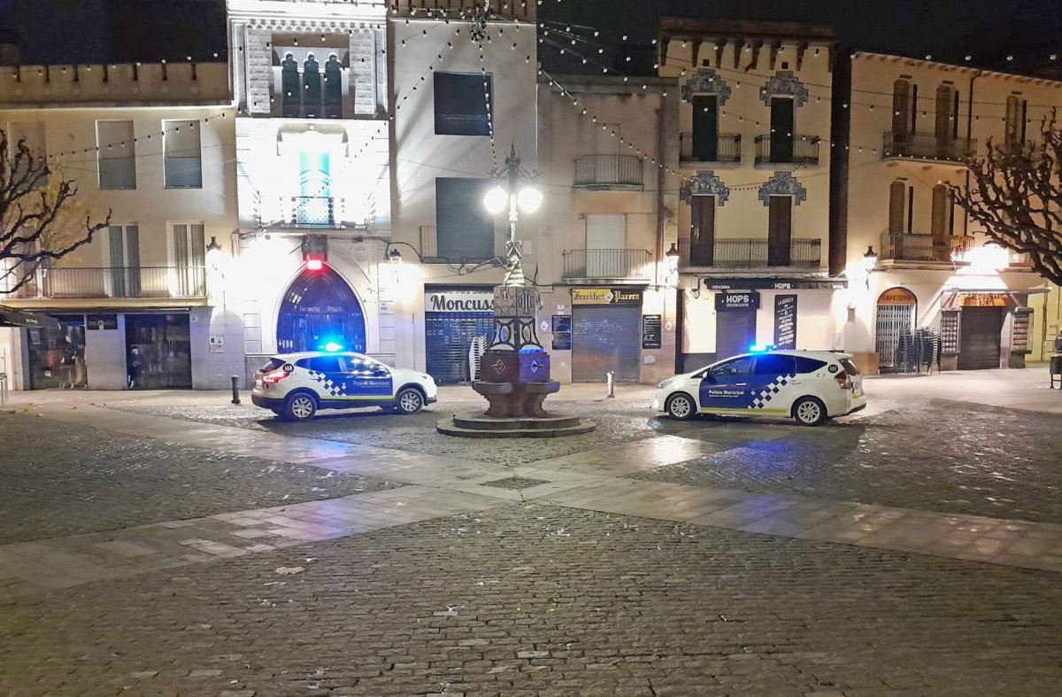 Vehicles policials a Mollet controlant el confinament nocturn