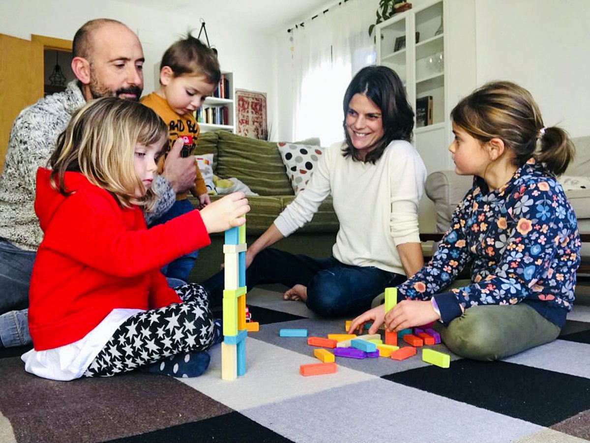 Èrika de Juan i Quim Hugas amb els seus tres fills: Odri, Gina i Àlex, construint una torre