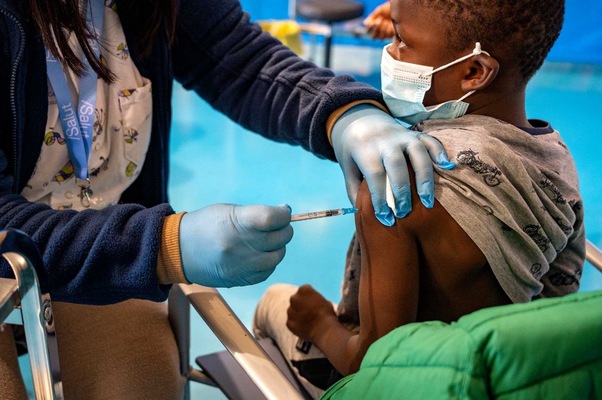 Una persona vacunant-se al Palau d'Esports de Granollers