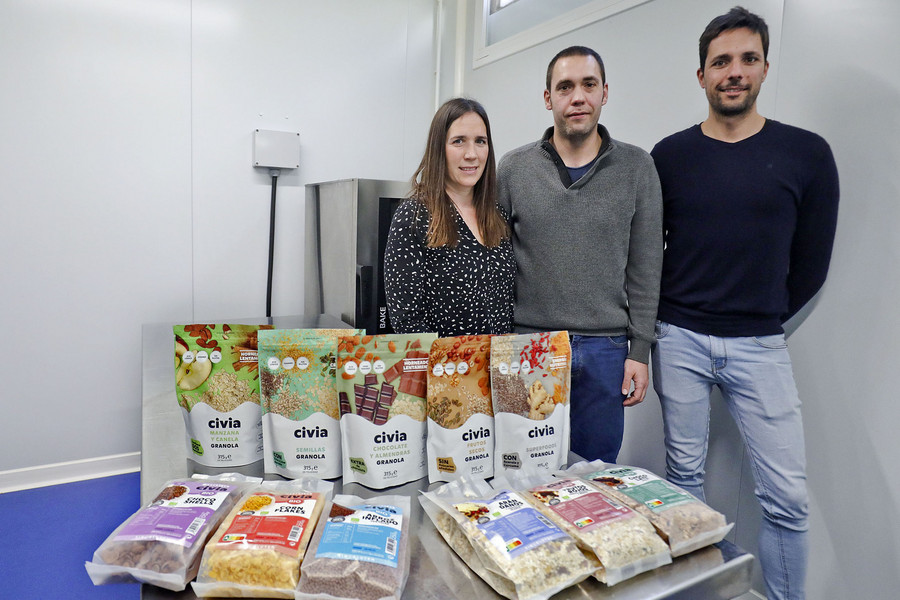 Mariona Espaulella, Seergi Mir i Arnau Martín, rere una mostra dels productes elaborats sota la marca Civia