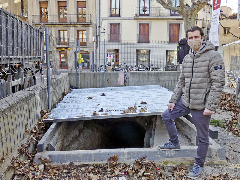 Joaquim Colomer a l'entrada del refugi de la plaça de l'Ajuntament