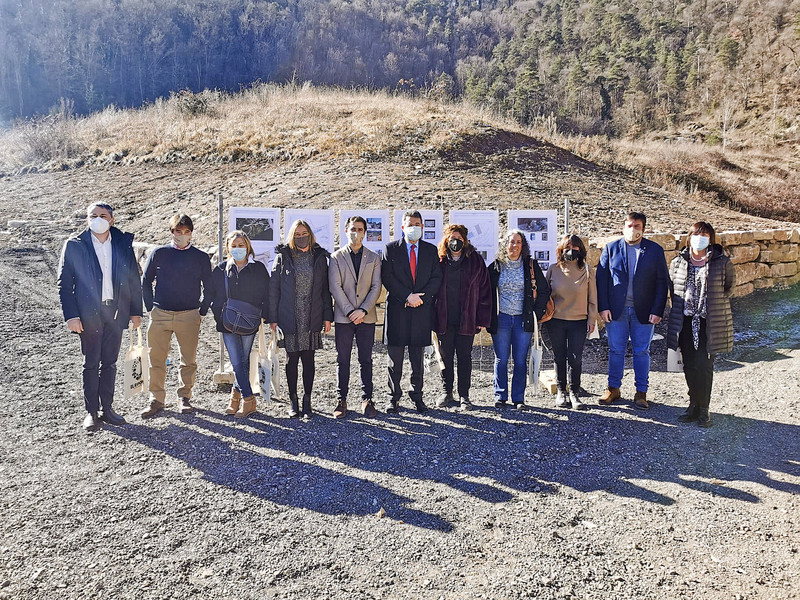 Foto de família dels alcaldes, alcaldesses i autoritats que van visitar l'abocador clausurat de les Llosses