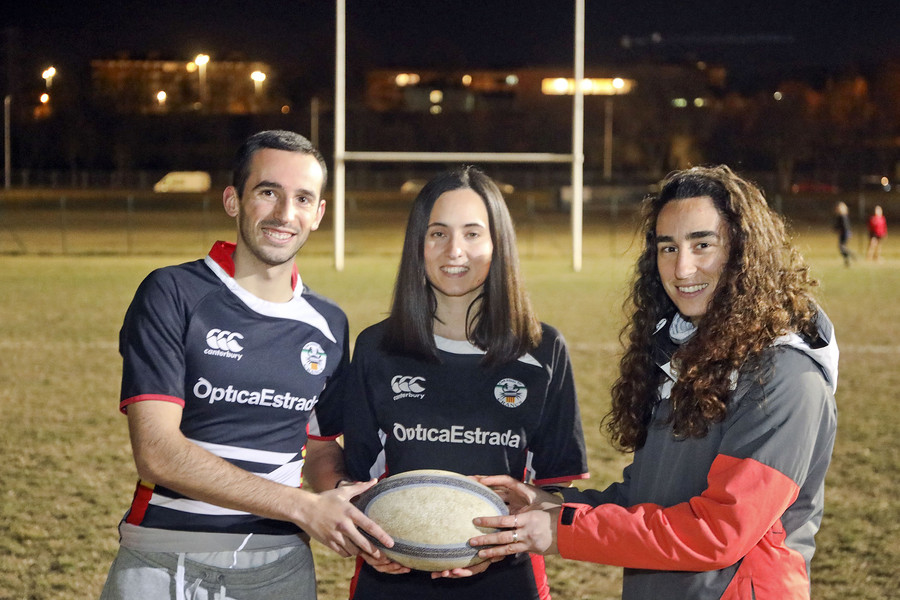 David Gómez i Lídia Ballesteros, amb Mariona Sort, de la junta de l'Osona Rugby Club