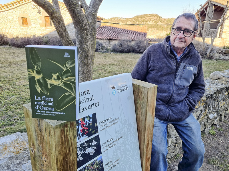 Santi Jàvega amb el llibre en primer terme, en un dels parcs de Tavertet on es fa pedagogia de les plantes medicinals