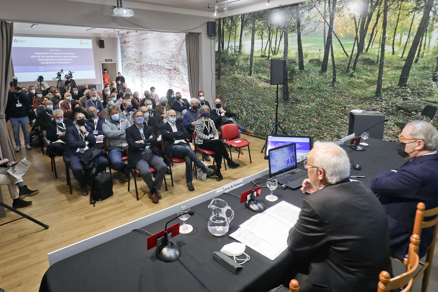 En primer terme l'alcalde d'Olost, Josep M. Freixanet; i el diputat i tinent d'alcalde de Vic, Josep Arimany