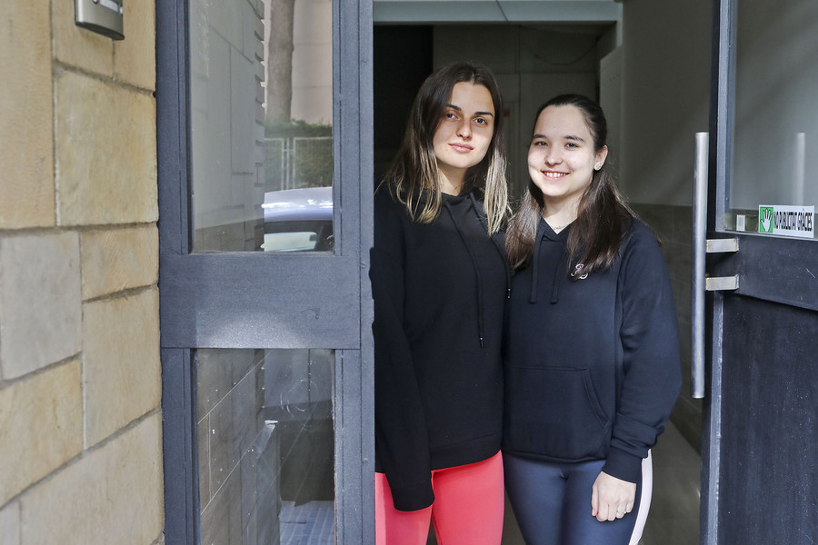 Gemma Puigpinós i Júlia Fabregat, aquest dimecres al seu pis d'estudiants de Vic