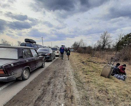 Un tram dels 35 quilòmetres caminant fins a la frontera amb Polònia. Amb la motxilla verda, el seu fill