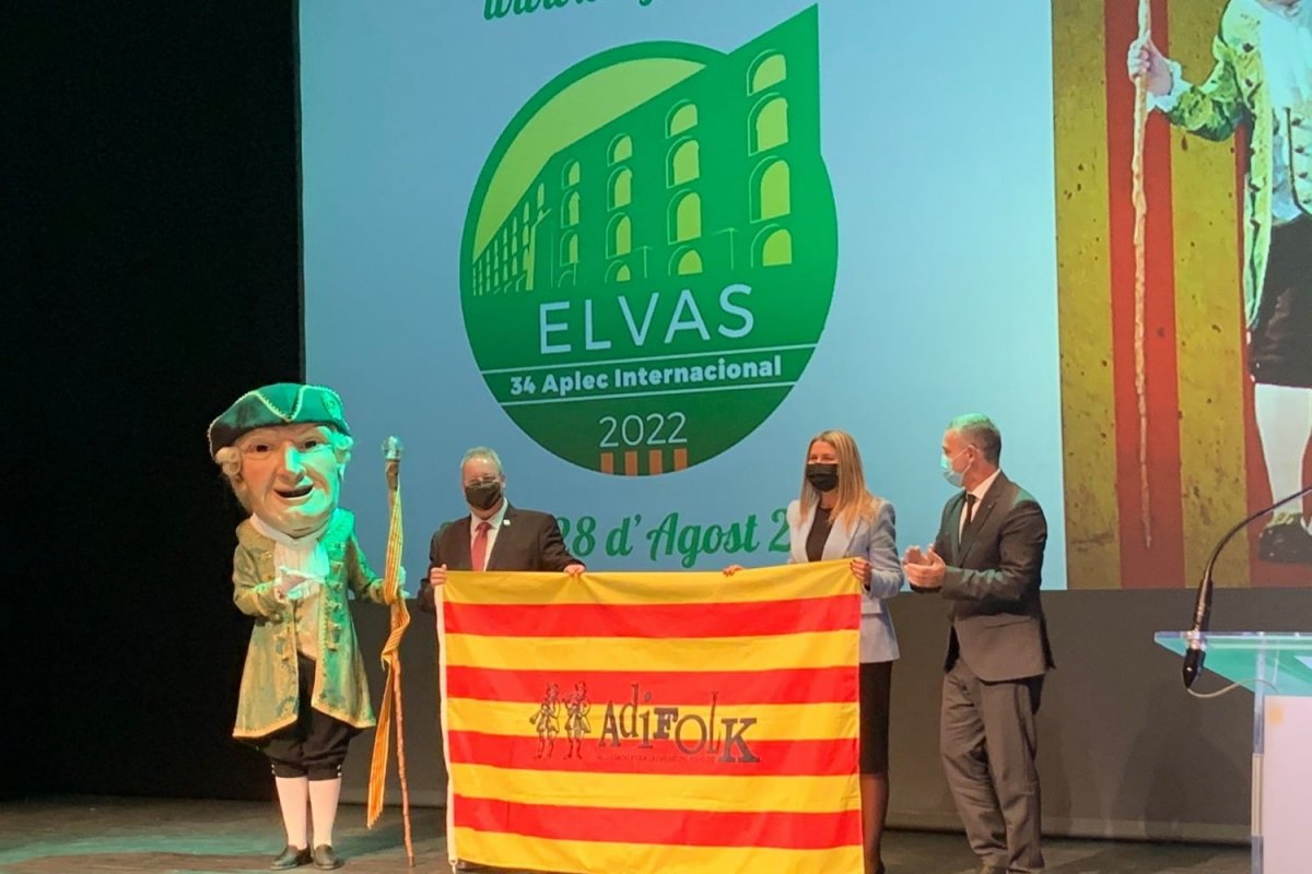 El president Ivan Besora, lliura la senyera de l’Aplec a la regidora de la ciutat d’Elvas, Paula Calado