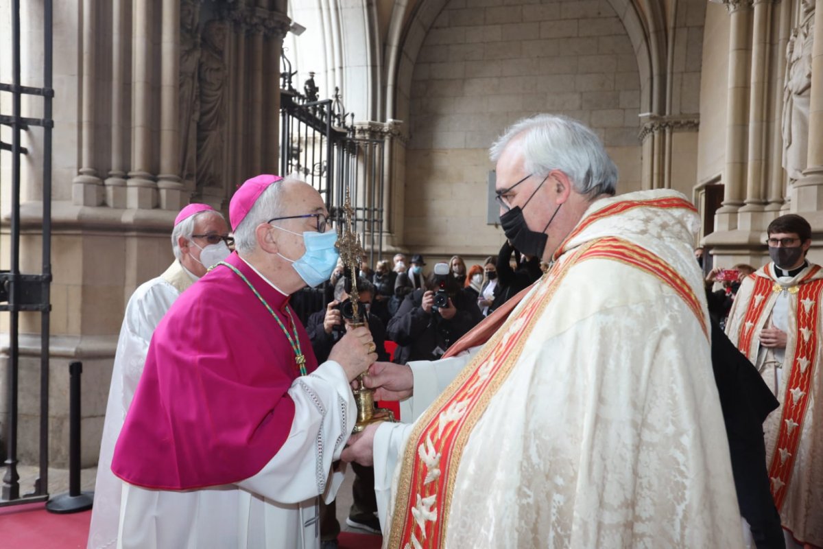 Cristau fa un petó a la creu que li mostra Fidel Catalan, rector de la catedral