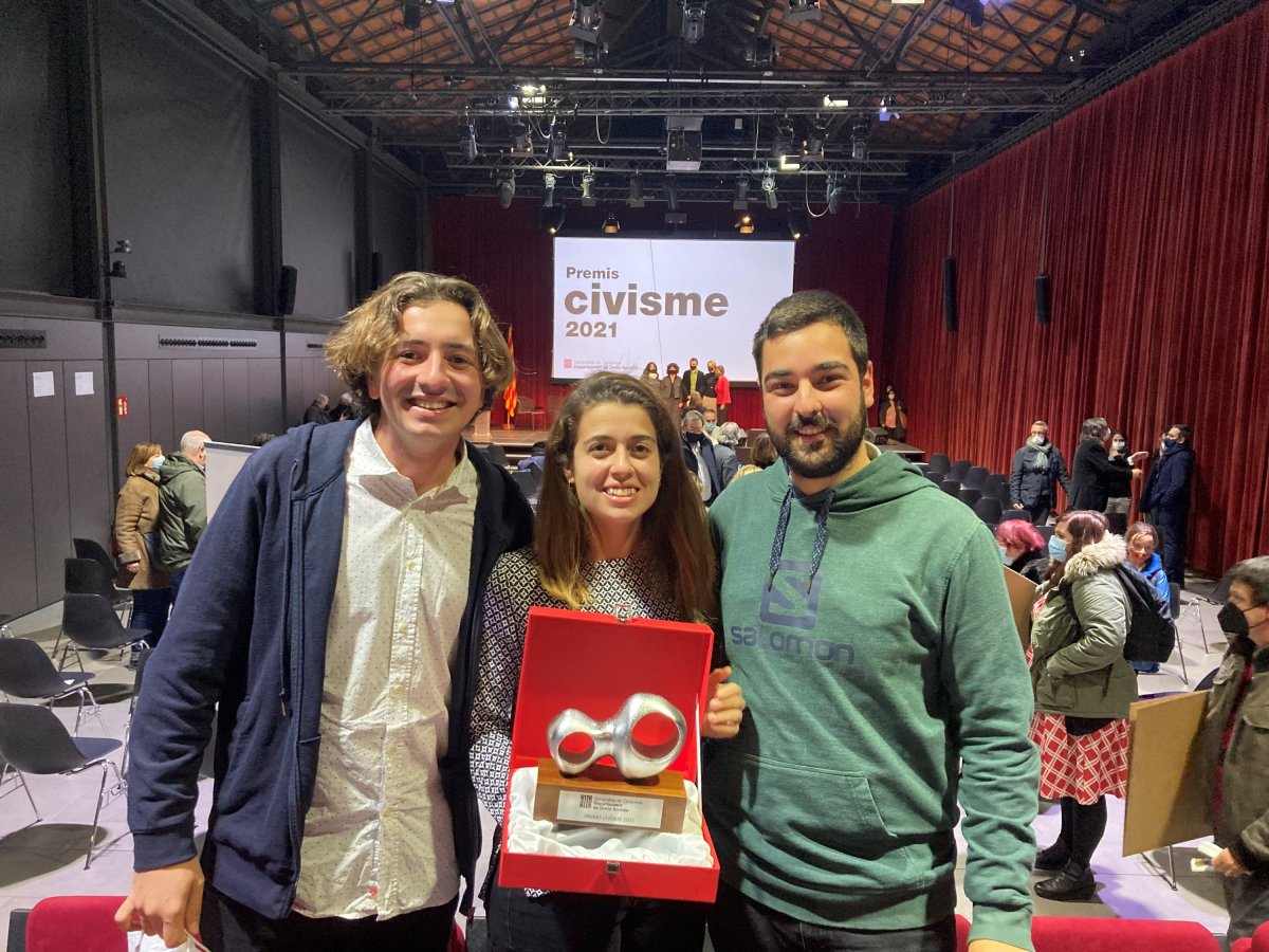 Marc Gallifa, Laura Vives i Lluís Cascales, recollint el premi Jaume Ciurana el novembre passat