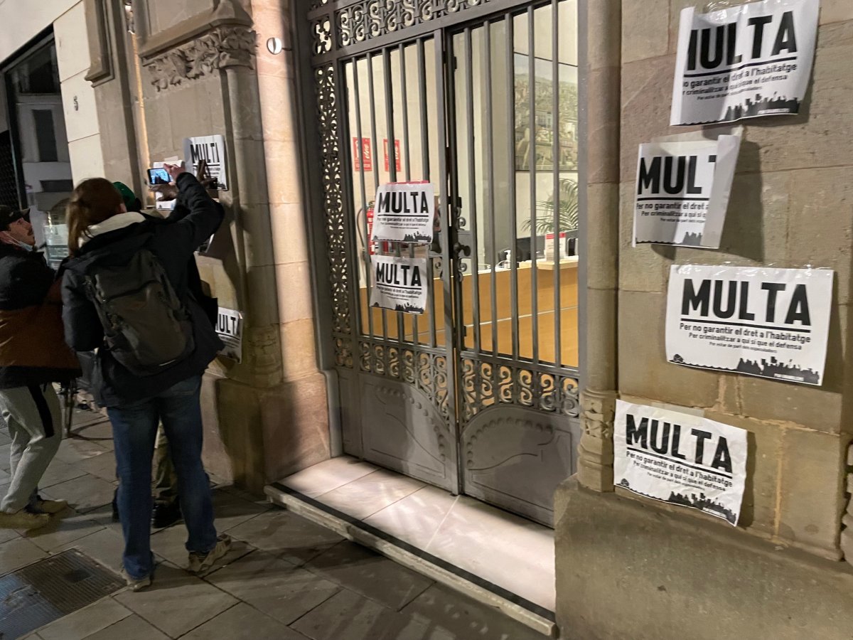 Els concentrats van penjar cartells a la façana de l'Ajuntament