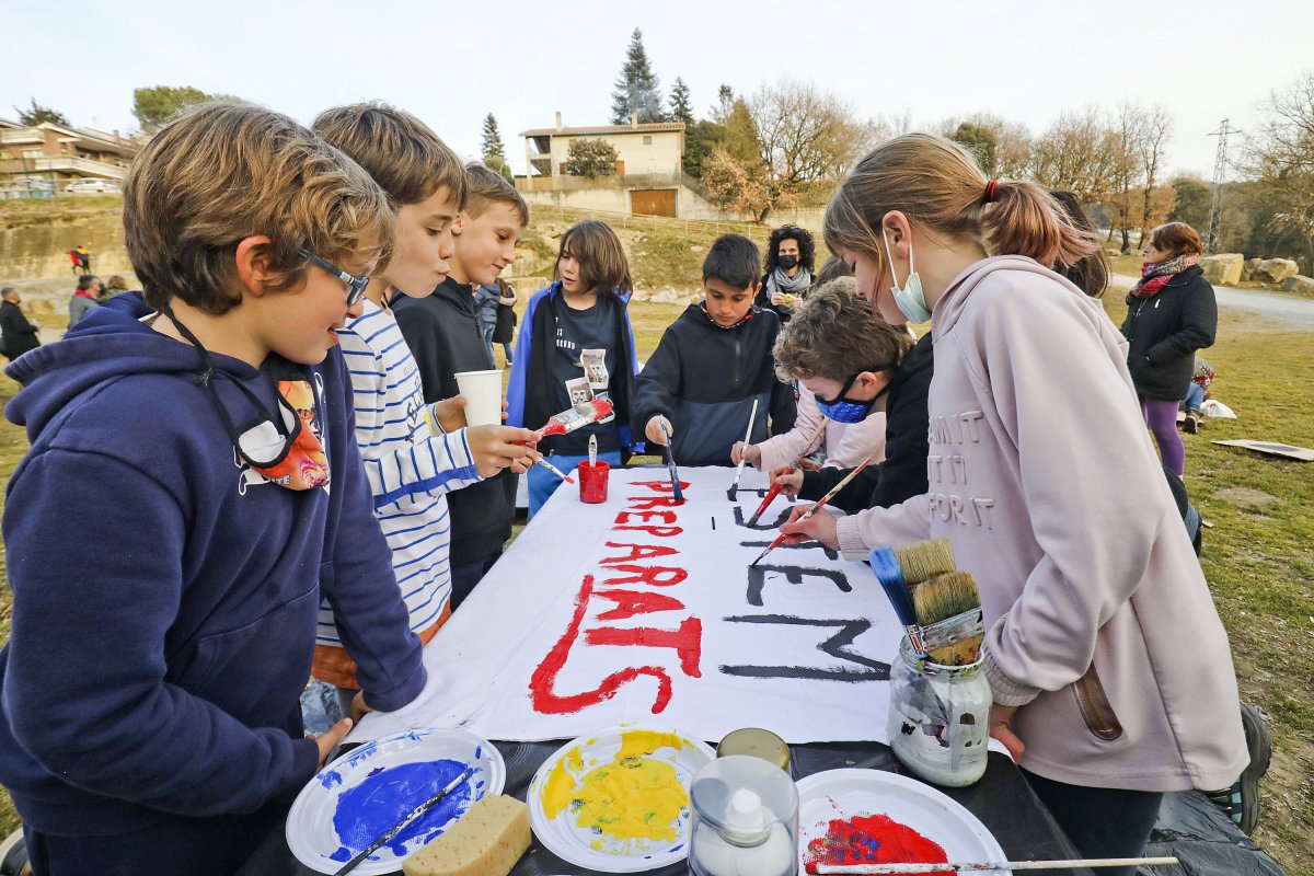 Alumnes de l'escola El Cabrerès de l'Esquirol, fent una pancarta divendres a la Pollancreda