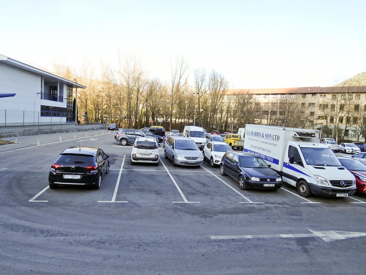 Vista de l'aparcament d'Ordina. A la dreta, la camioneta comissada fa gairebé dos anys a Dòrria