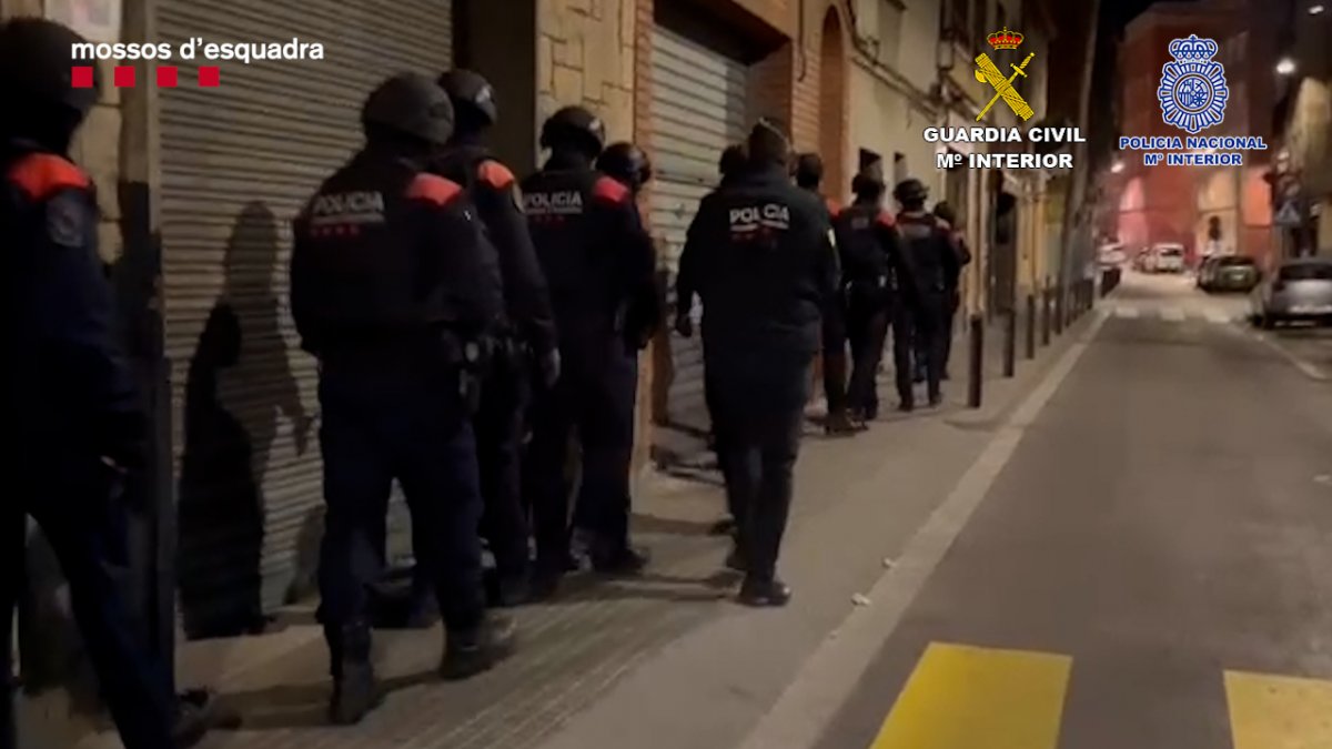 Els Mossos d'Esquadra just abans d'una entrada al domicili dels delinqüents