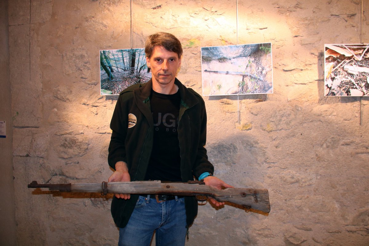 Bassaganya amb una de les armes de l'exposició