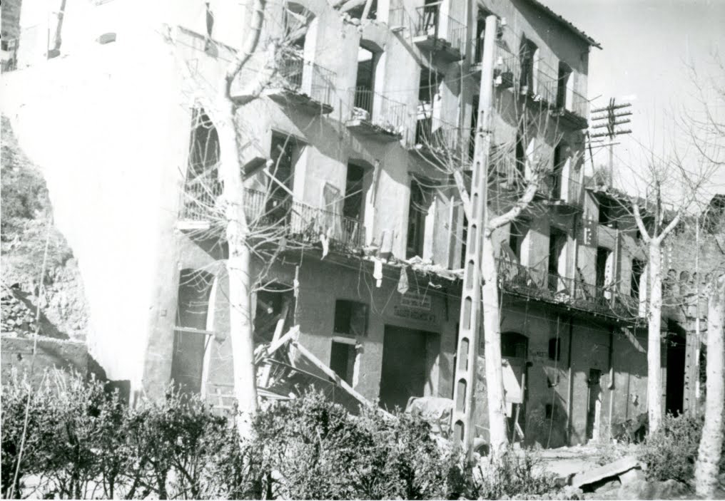 Els efectes del bombardeig al passeig Ragull de Ripoll l'any 1939