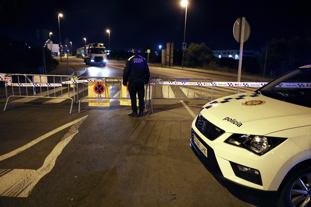 Efectius de la Policia Local de Canovelles col·locant tanques al carrer Indústria