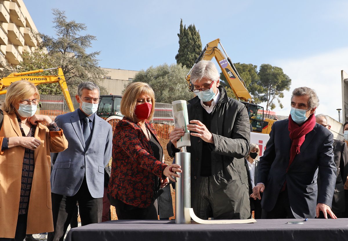 Argimon i Marín posant un exemplar d'EL 9 NOU d'aquest divendres dins de la primera pedra