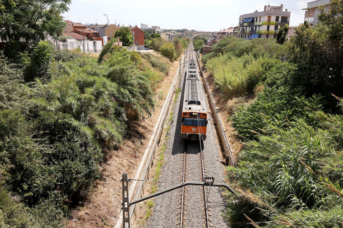 Un tren de l'R3 al tram urbà de Mollet del Vallès