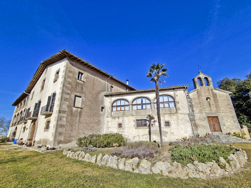 Imatge exterior de la masia, avui enganxada a la capella de Sant Jaume