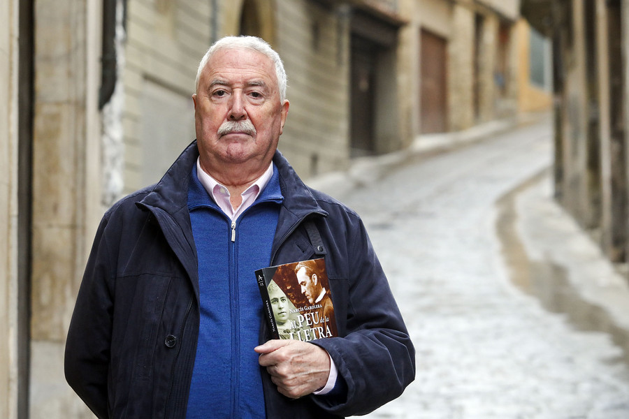 Narcís Garolera, al carrer de l'Escola de Vic, amb el llibre que acaba de publicar
