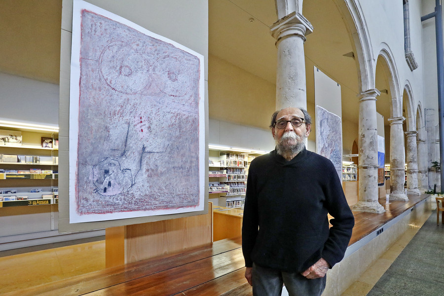 Josep Ricart a la Biblioteca Joan Triadú, amb les obres ja col·locades a l'entorn del claustre