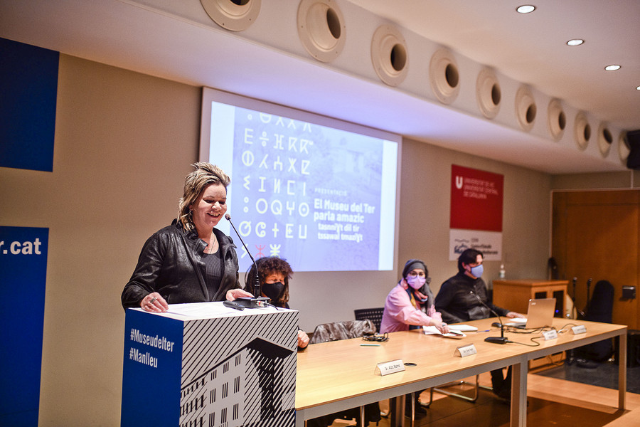 Eva Font, regidora de Cultura -en primer terme-, intervenint en la presentació de la visita en amazic