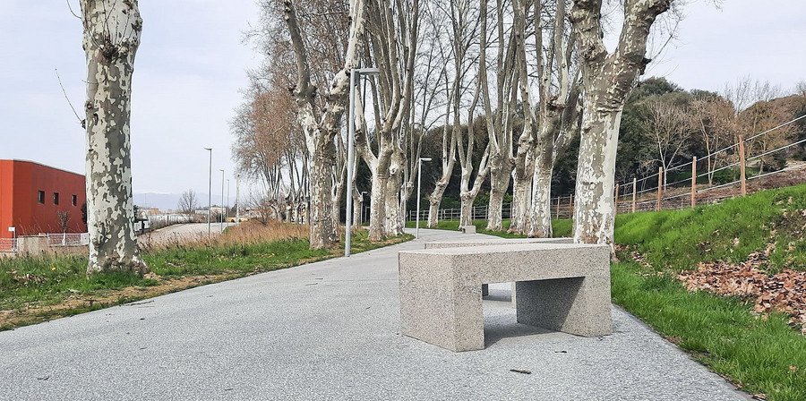 Els bancs, les fonts o els arbres i arbustos que hi ha a l'espai públic no són elements ornamentals. Estan pensats per oferir solucions i facilitar la vida a les persones