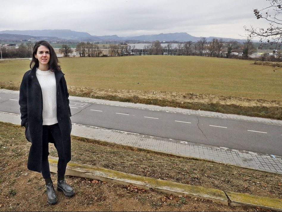 Ester Coma davant el solar del polígon la Ronda de Gurb on s'aixecarà la Plataforma Prima