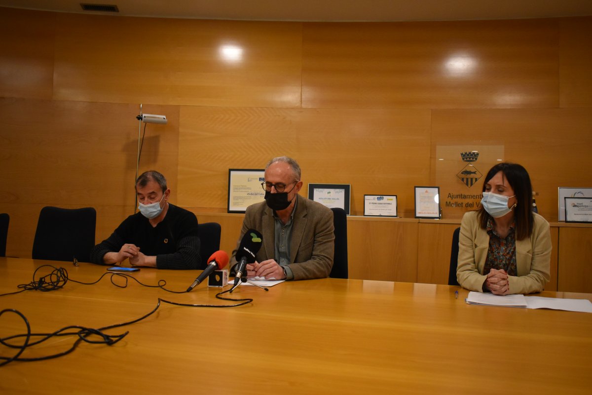 Monràs, Dionisio i Xavier Buzón, segon tinent d'alcalde, durant la roda de premsa